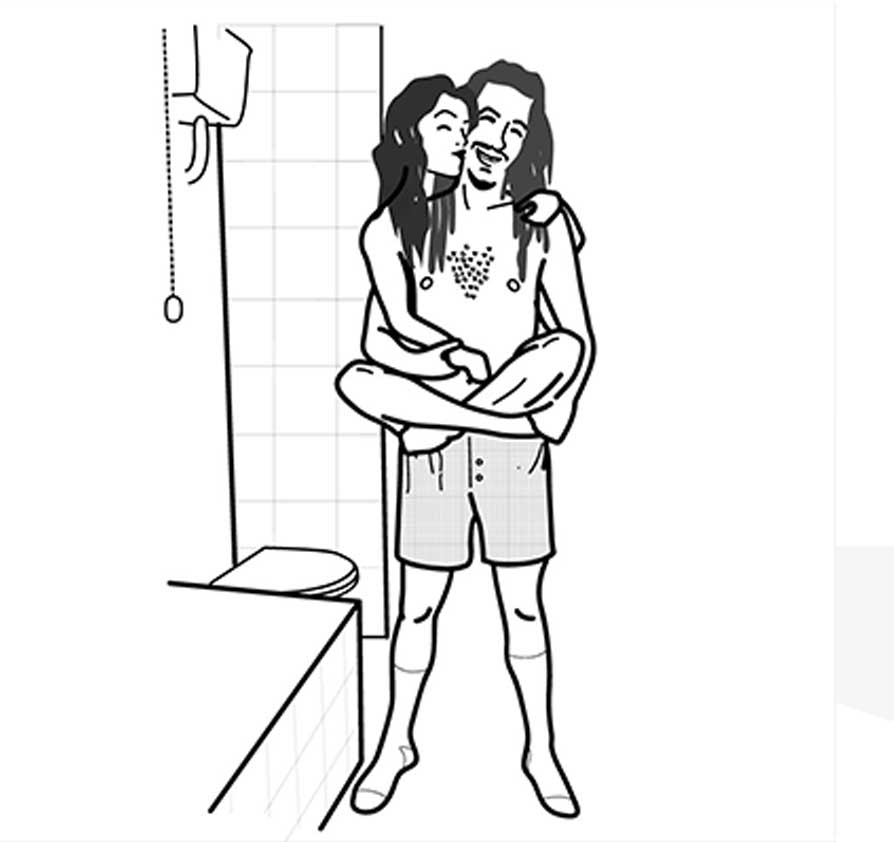 Una pareja se abraza en un baño y sonrien